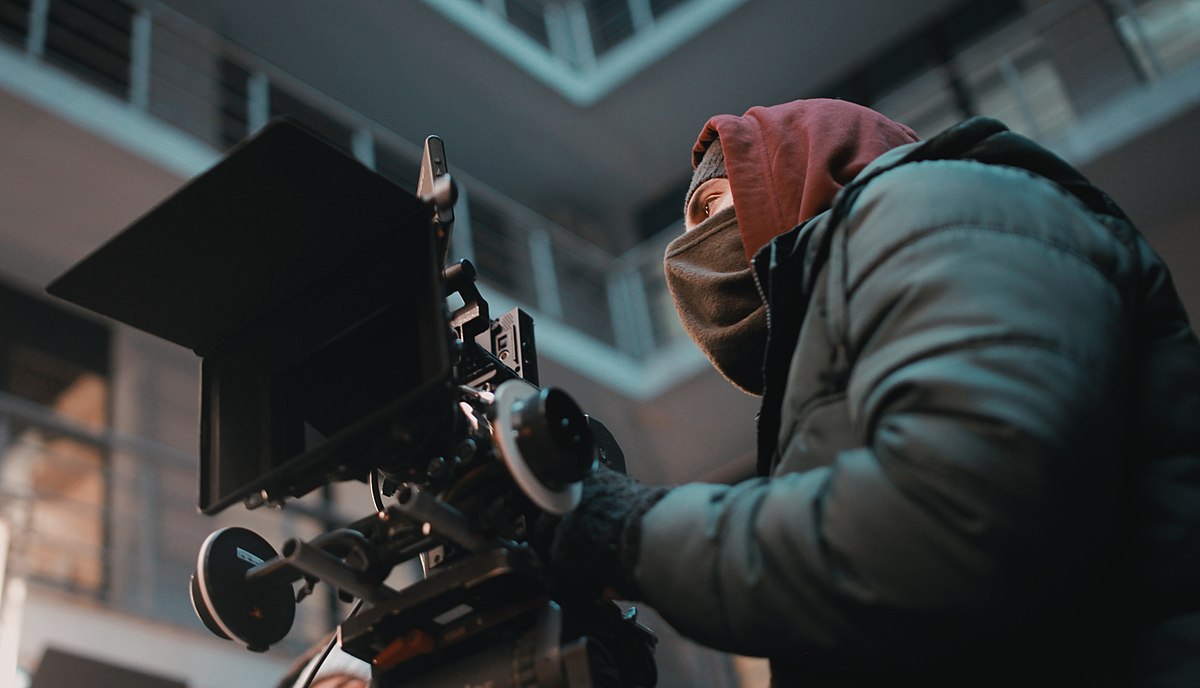 A cinematographer handling camera during a film shooting. (Creative Commons)