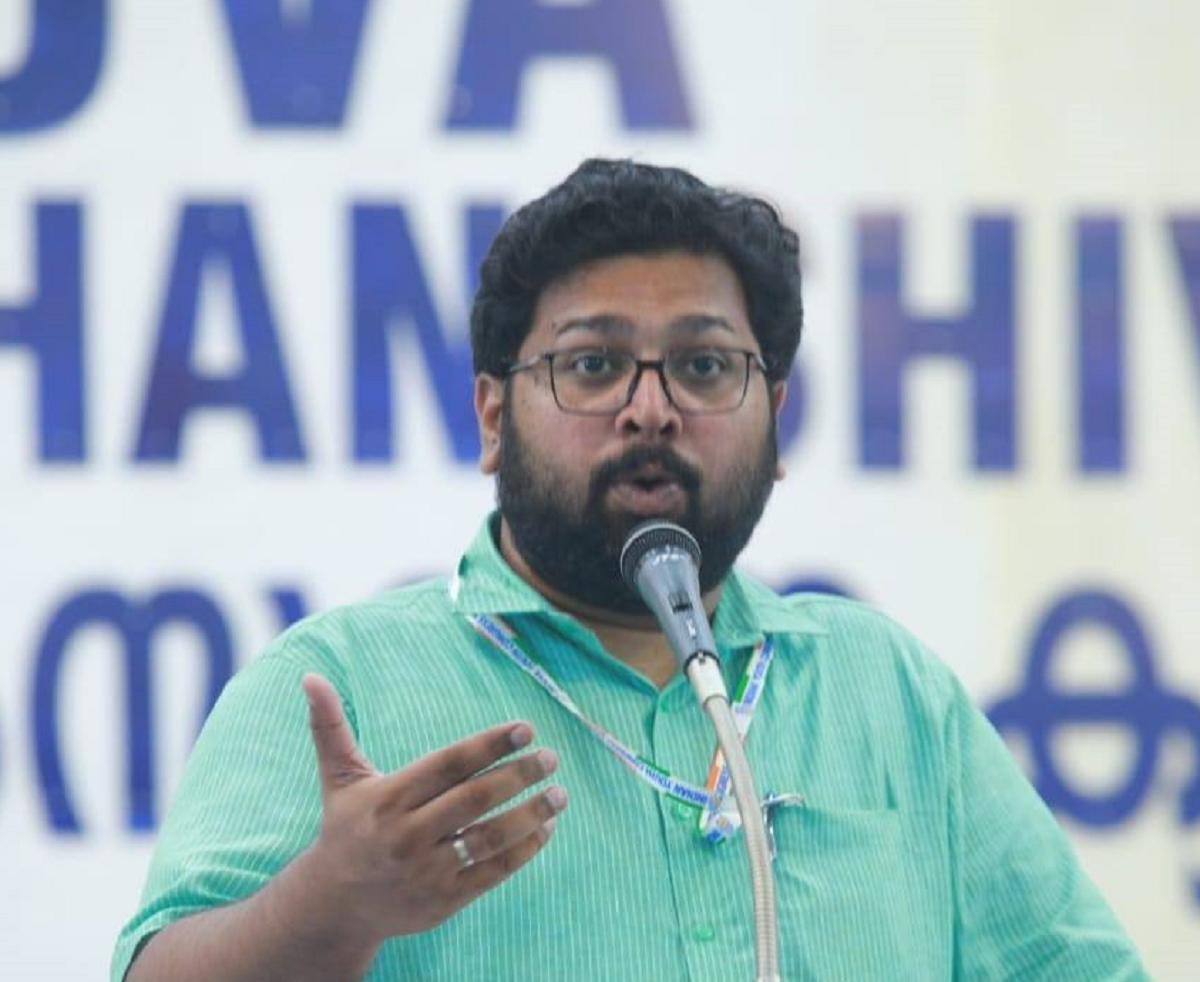 prosecution alleged that KS Sabarinadhan conspired and motivated his three followers to murder the Kerala chief minister.