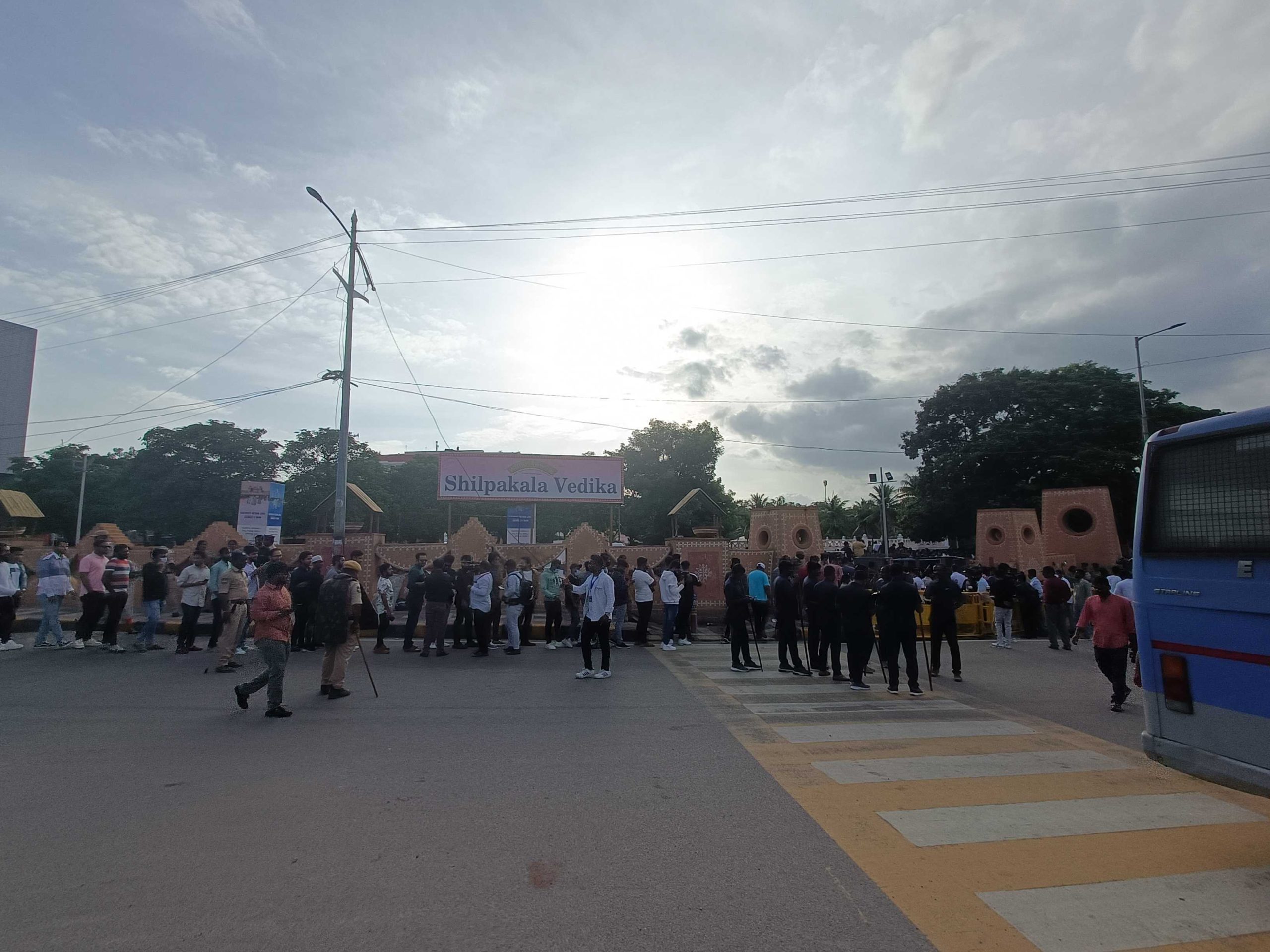 The show scheduled to begin at 6 pm has been preponed to 5 pm as his fans gather at the venue in huge numbers from 2.30 pm itself. (Sumit Jha)