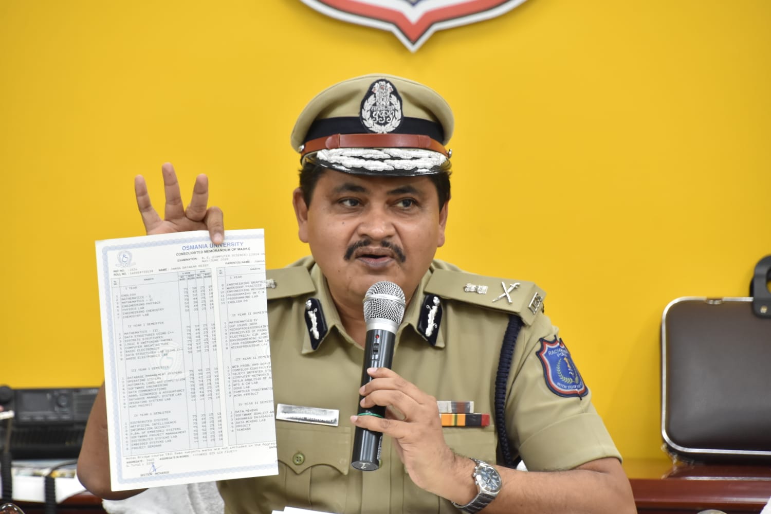 Rachakonda Police Commissioner Mahesh Bhagawat showed one of the fake certificates at a press conference, which was seized from the suspect Janga Dayakar Reddy, arrested on Tuesday, 9 August. (Supplied)