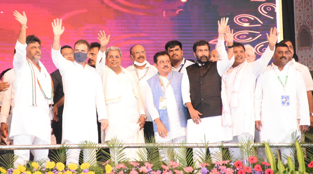 Rahul Gandhi along with Siddaramaiah, DK Shivakumar and other Congress leader at Davanagere during Siddaramaiah's 75th birthday celebrations. Supplied