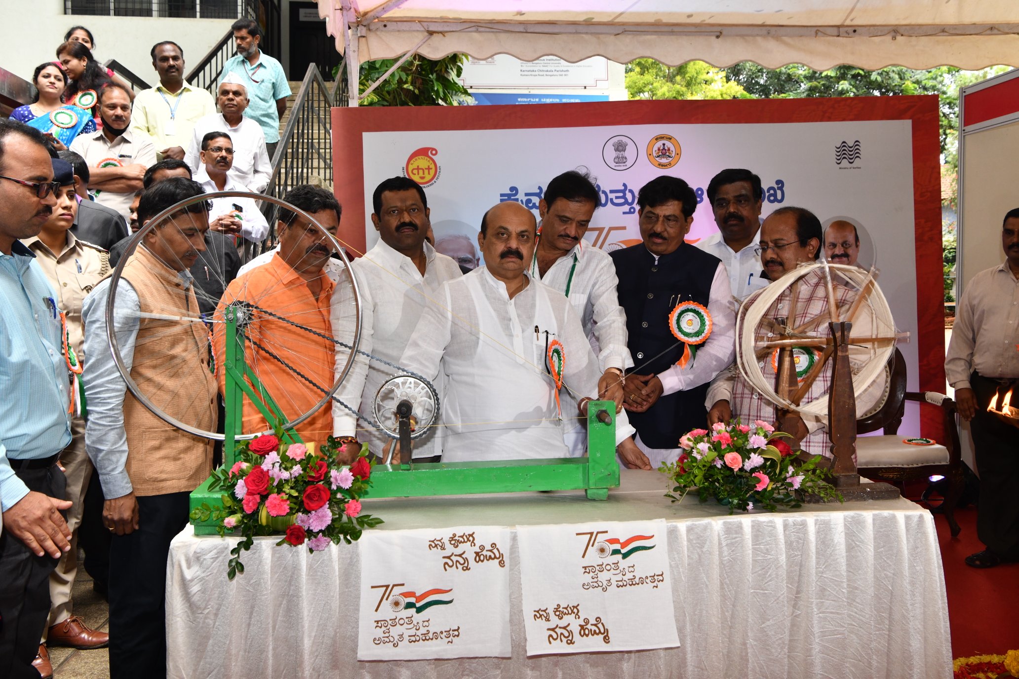 Chief minister Bommai met Industries Minister Murugesh Nirani, Textiles Minister Shankar Patil Munenakoppa and Horticulture Minister Muniratna as the Karnataka Chitrakala Parishath to celebrate 8th National Handloom Day on Friday, 5 August. (Supplied)