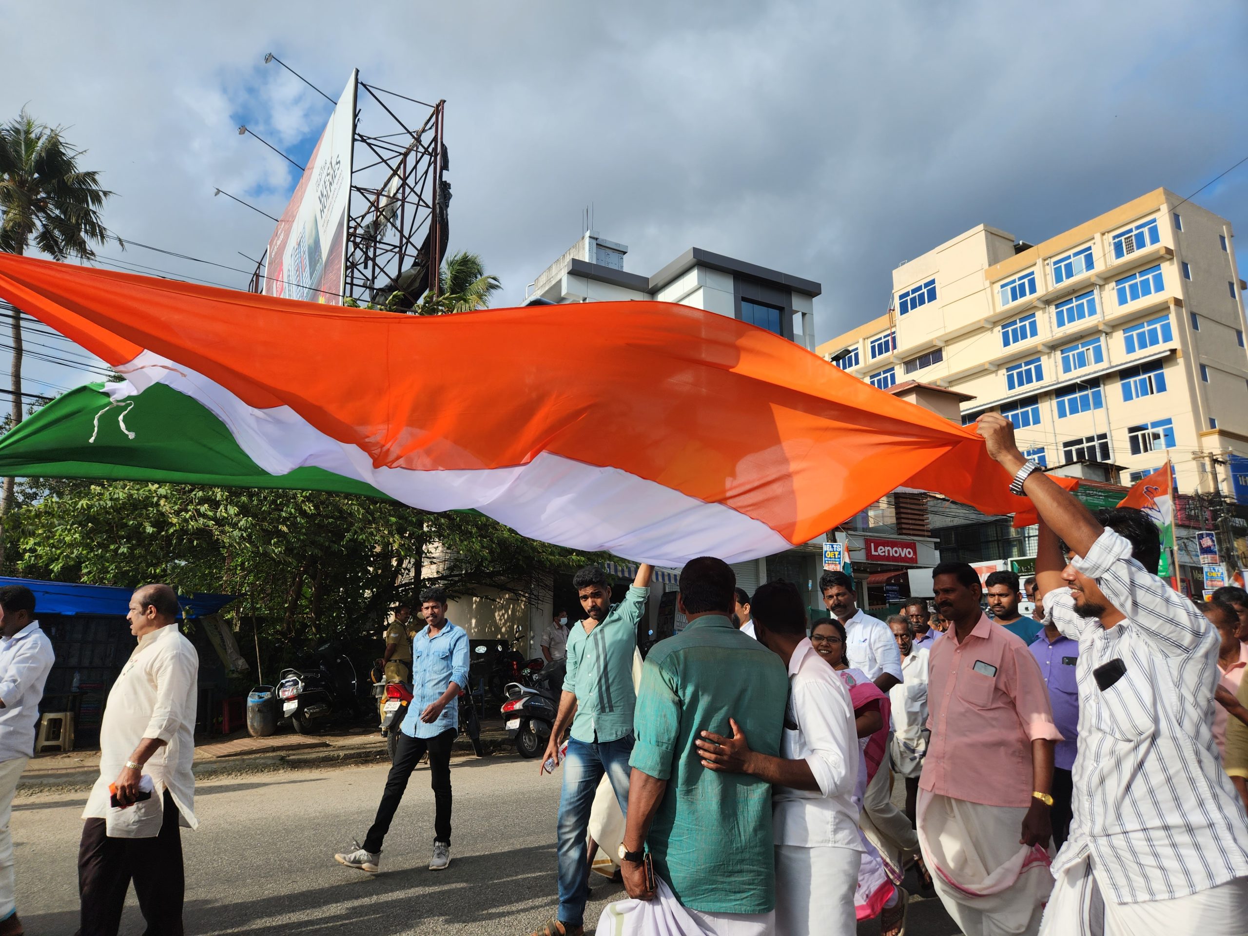 With hundreds of people joining in, Congress' Bharat Jodo Yatra continues to receive support in Kerala. (South First. Anusha Ravi Sood)