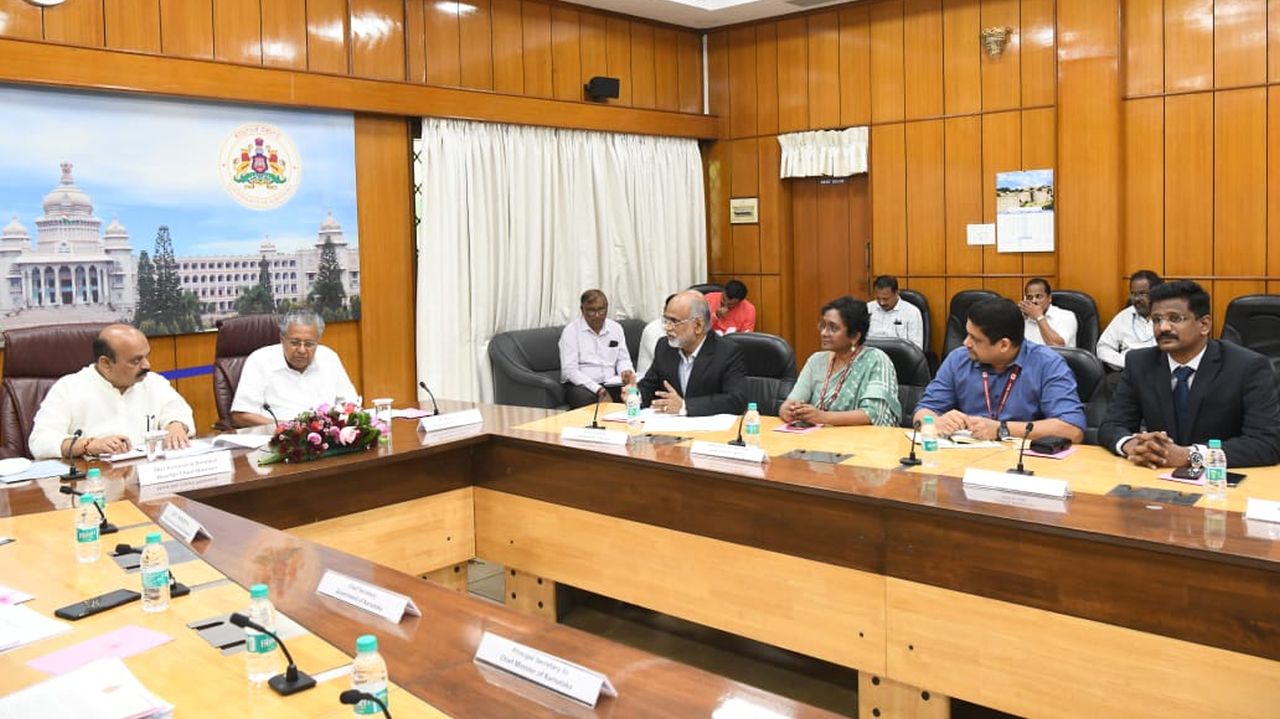 Kerala Chief Minister Pinarayi Vijayan and his Karnataka counterpart Basavaraj Bommai at a meeting in Bengaluru on Sunday, 18 September, 2022. (Supplied)