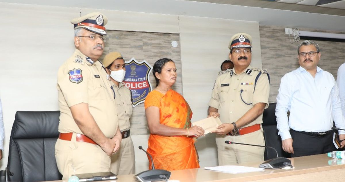 Director General of Police M Mahender Reddy with surrendered Maoist Savitri. (Supplied)