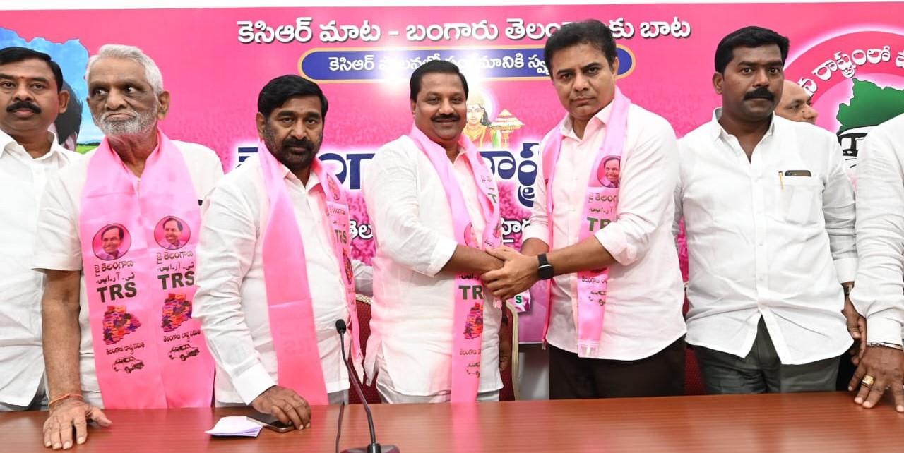 Former MLA and BJP leader Budida Bikshamaiah Goud joins the TRS.