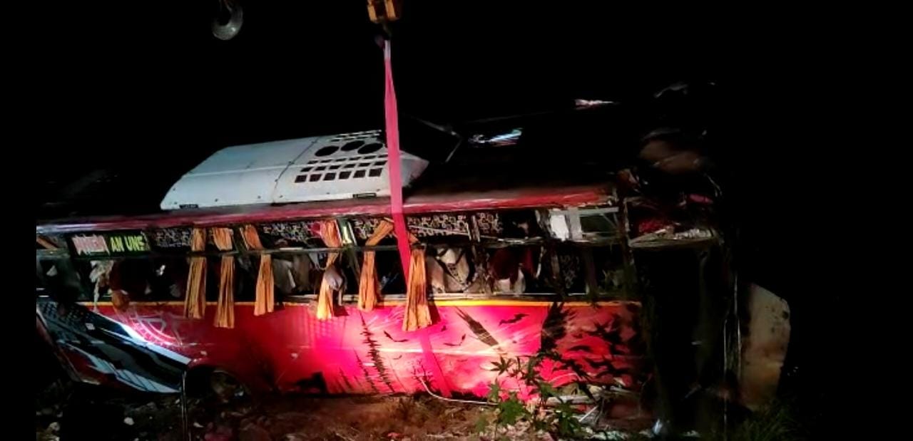 The tourist bus involved in an accident in Kerala on Wednesday, 5 October. (Screengrab)