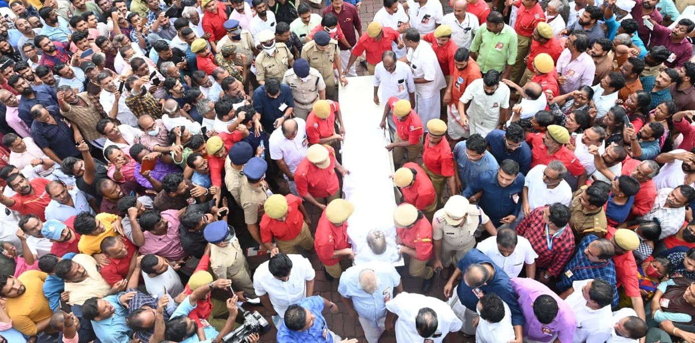 Thousands pay their last tributes to Kodiyeri Balakrishnan in Thalassery on Sunday, 2 October, 2022. (Supplied)