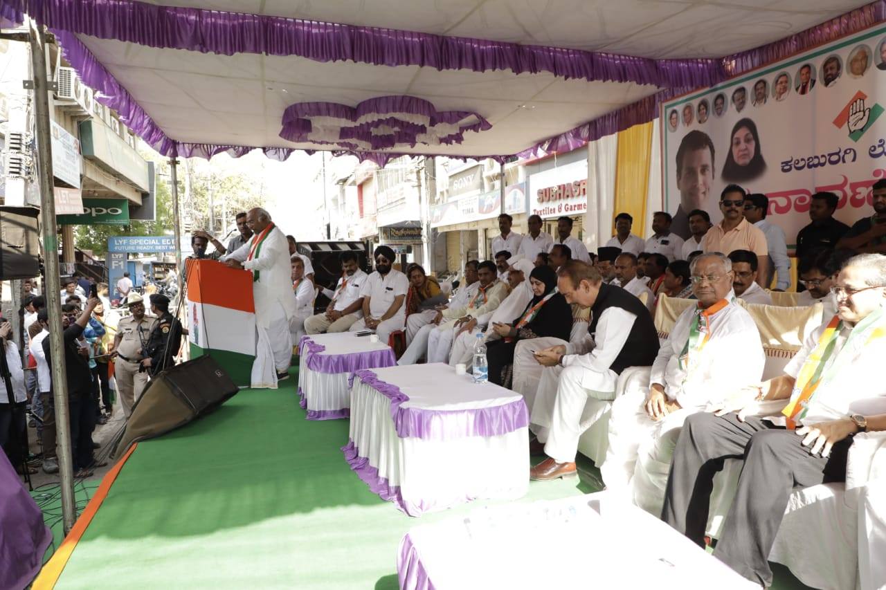 Mallikarjun Kharge addressing a public meeting. (Facebook)