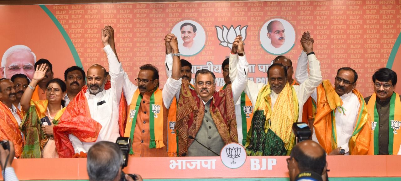 Along with Narsaiah, 16 other TRS leaders also joined the saffron party