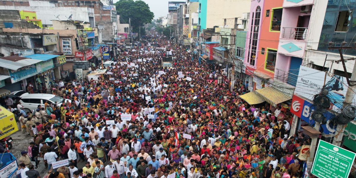 Large numbers taken part in the ‘Rayalaseema Atma Gourava Maha Pradarshana’ orgnanised by YSRCP in Tirupati town.