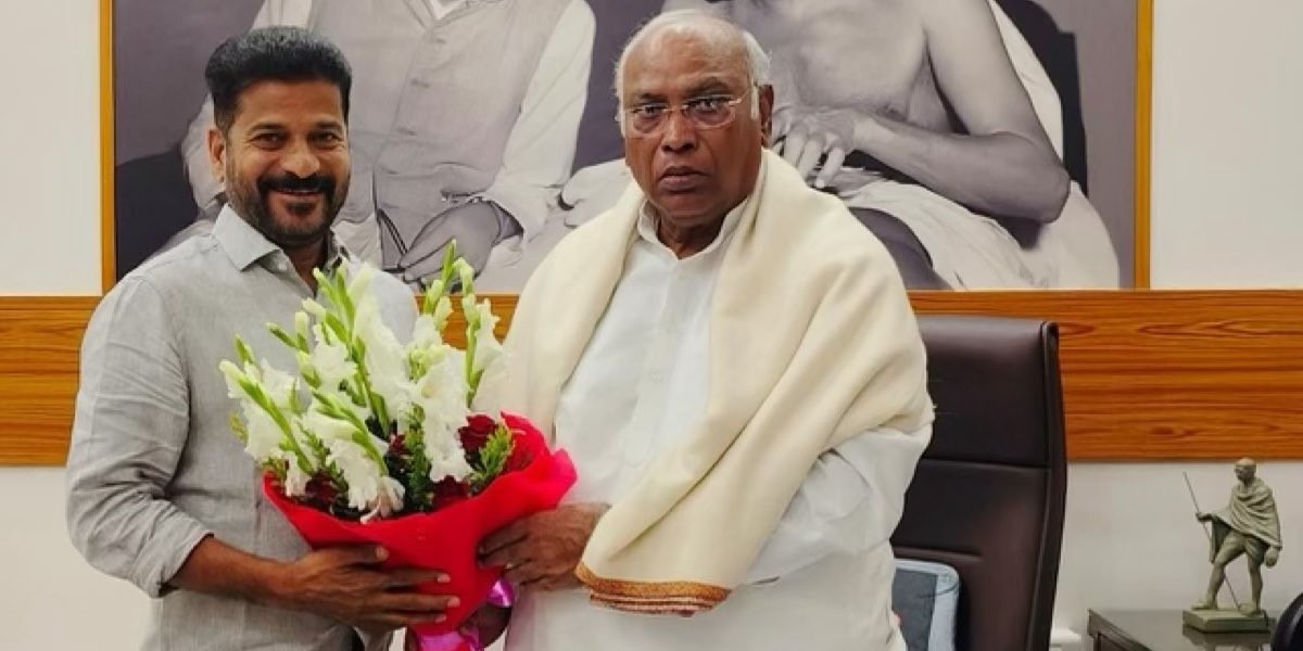 A Revant Reddy (Left) with Mallikarjun Kharge. (revanth_anumula/Twitter)