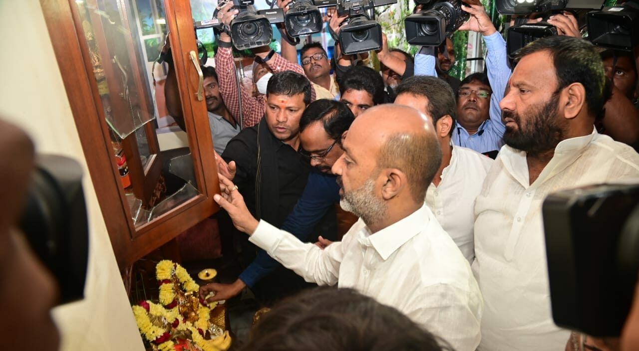 Bandi Sanjay inspecting damage at BJP MP D Arvind's house.