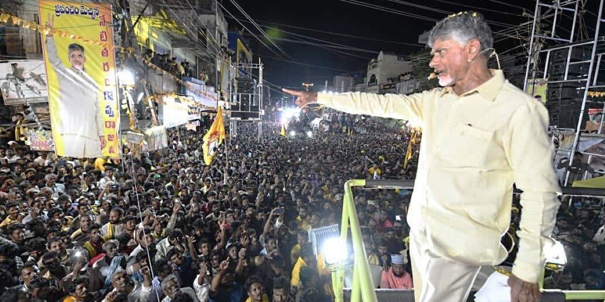 TDP chief N Chandrababu Naidu addresses a roadshow at Gandhi Centre in Nandigama of the Krishna district of Andhra Pradesh on Friday, 4 November, 2022. (Supplied)