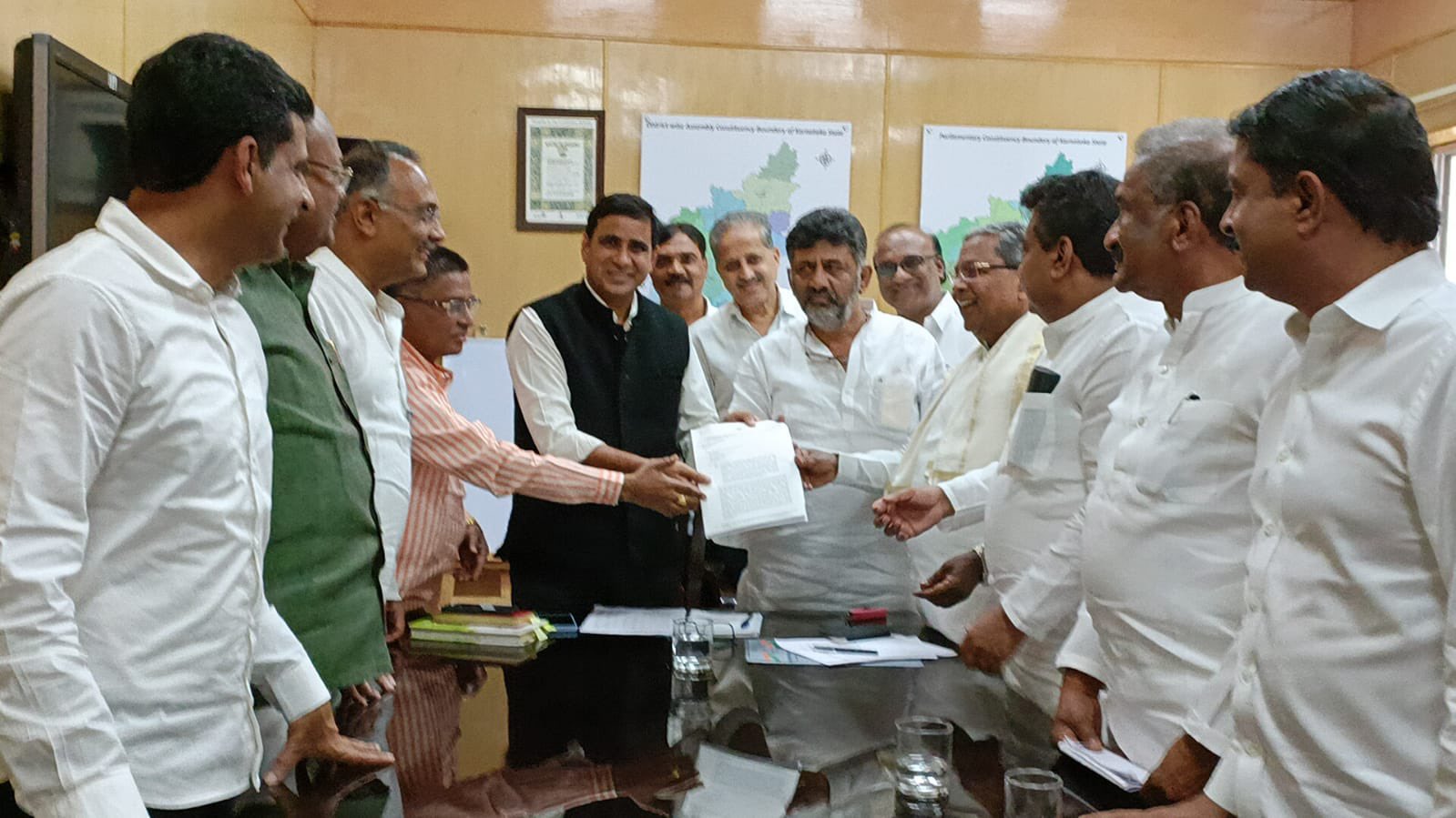 Congress leaders filed a complaint on the voters data theft scam with the Chief Electoral Officer of the State Election Commission on Saturday