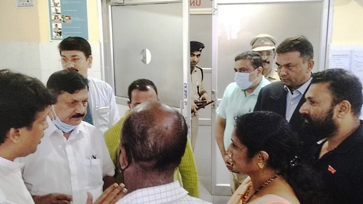 Karnataka Home Minister Jnanendra Araga visits the Mangalauru blast victim on Wednesday, 23 November, 2022. (Supplied)