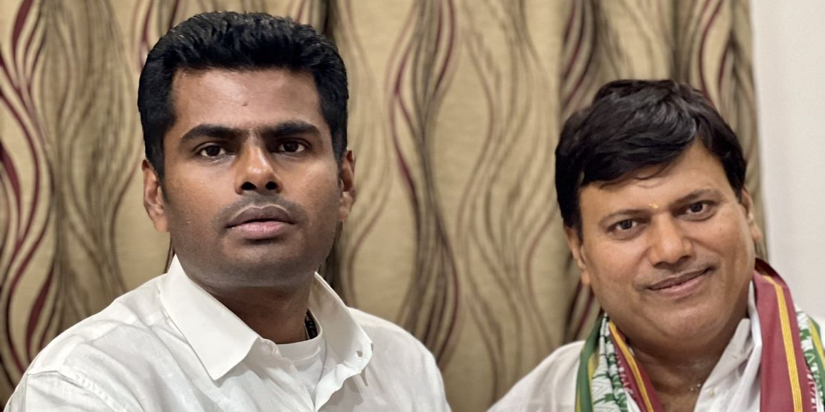 K Annamalai (left) with K. Venkata Ramana Ganapathi, Trustee of Kasi Viswanath Temple.(annamalai_k/Twitter)