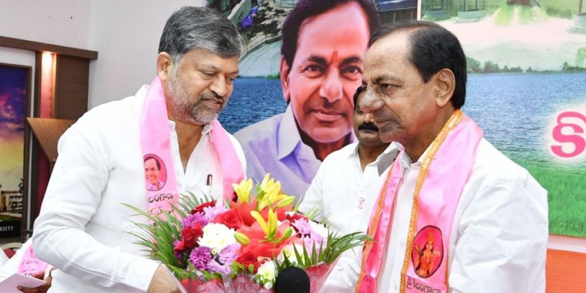 L Ramana with KCR. (RamanaLgandula/Twitter)