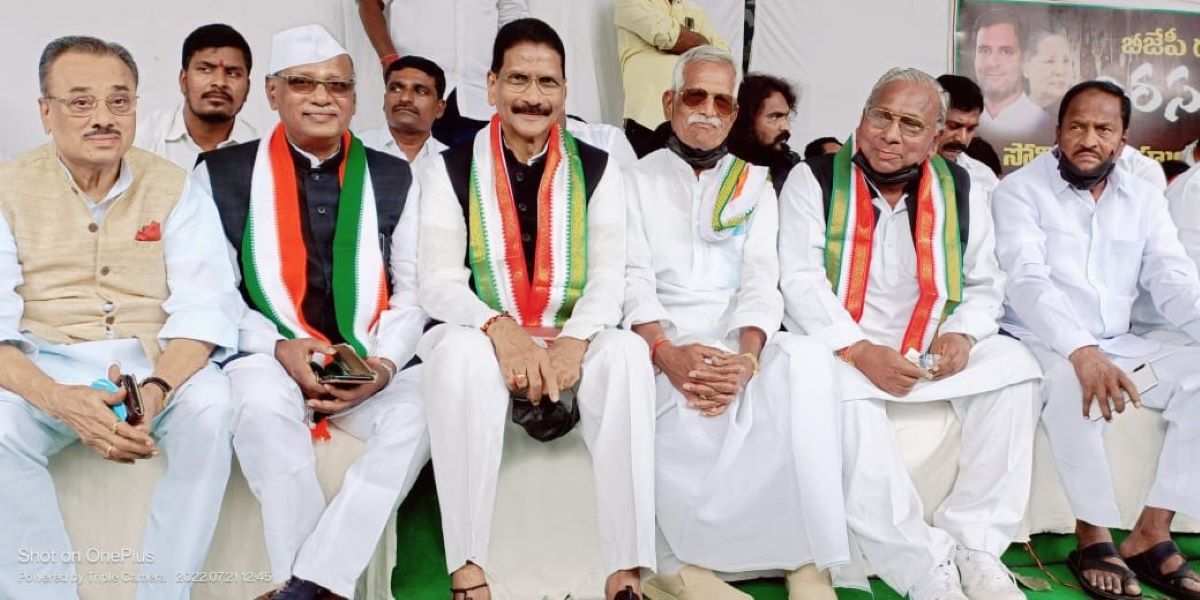Marri Shashidhar Reddy (third from the left) with Congress leaders during a protest.(MSReddyOfficial/Twitter)