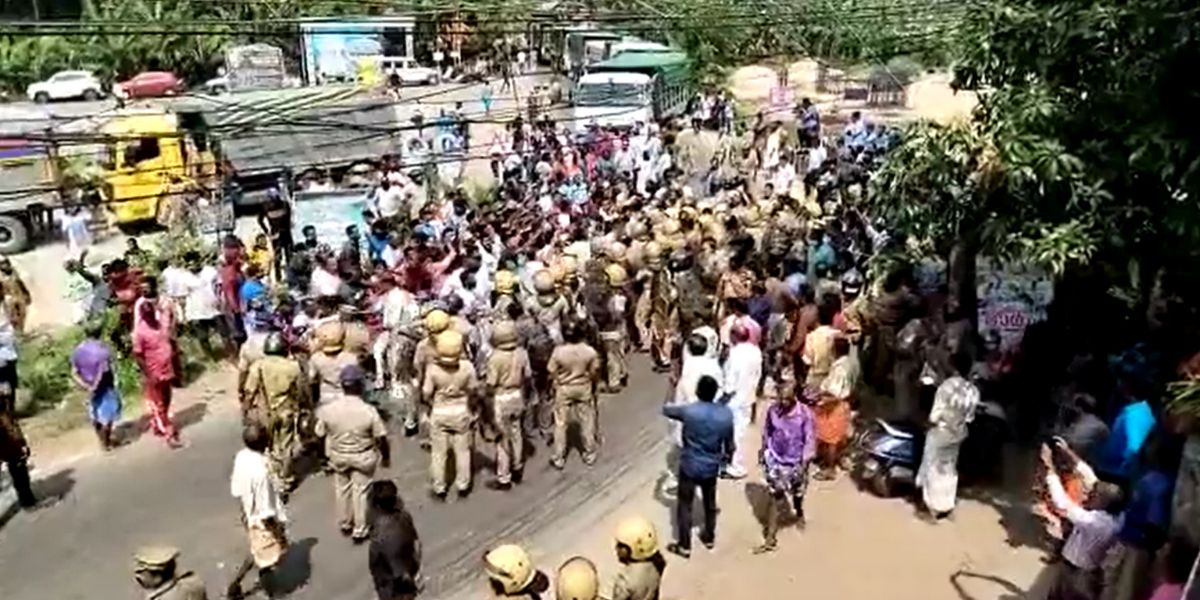 Protesters at Vizhinjam clashing with police. (Screengrab)