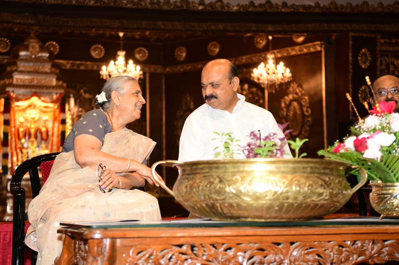 Karnataka Chief Minister Basavaraj Bommai shares stage with Infosys Foundation Chairperson Sudha Murthy in Bengaluru on 2 April, 2022. (Twitter: CMofKarnataka)