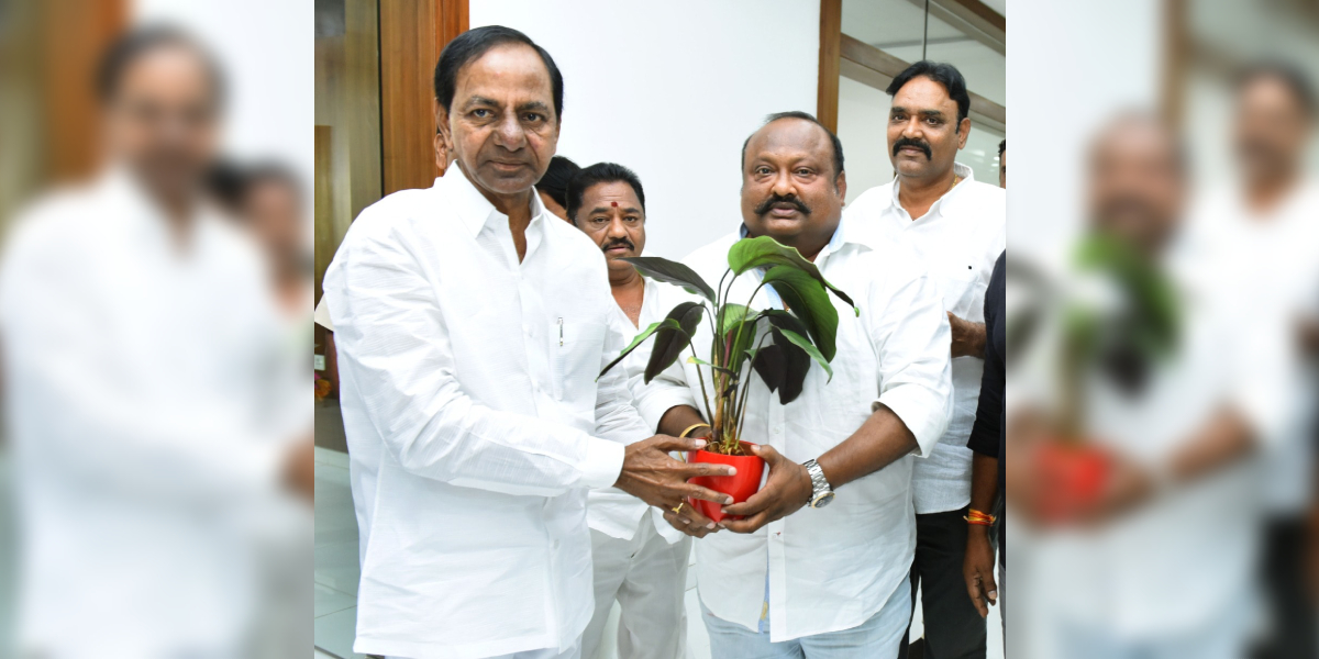 Gangula Kamalakar (right) with Telangana Chief Minister K Chandrashekar Rao.