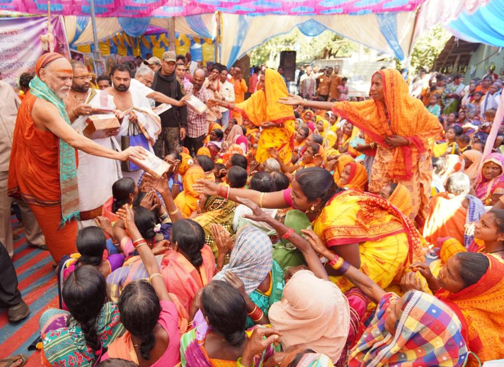 Swami Sawroopanandendra Saraswathi of the Visakha Sri Sarada Peetham distributing the Bhagavad Gita to tribespeople of Paduva village on Sunday, 25 December. (Supplied)