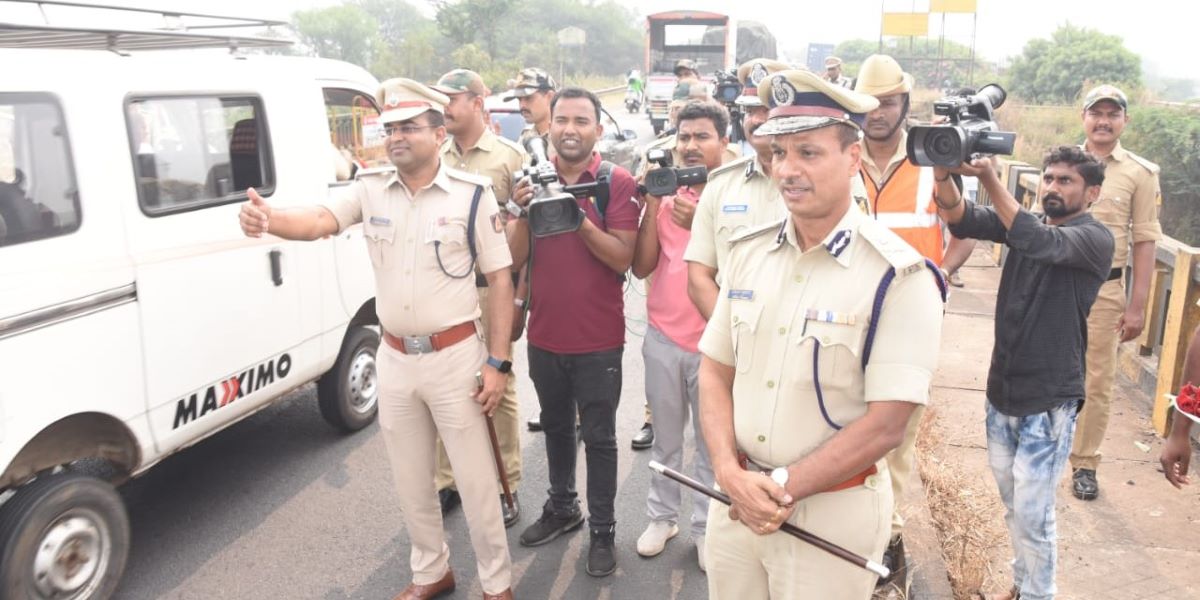 Top officials of Karnataka Police inspecting Koganolli Check-post on Karnataka border. (SPBelagavi/Twitter)