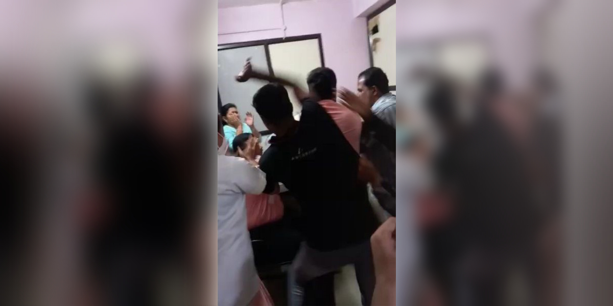 Relatives rough up doctors and other hospital staff over the death of a foetus in Kerala (Screengrab)