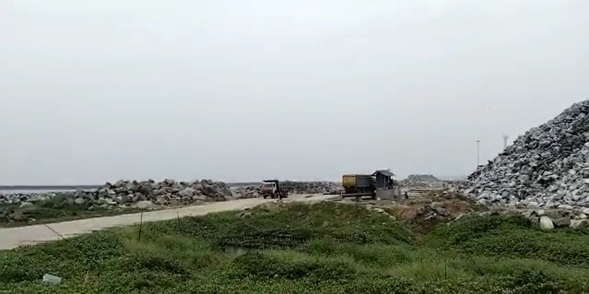 Trucks carrying transporting construction materials for Vizhinjam seaport. (Screengrab)