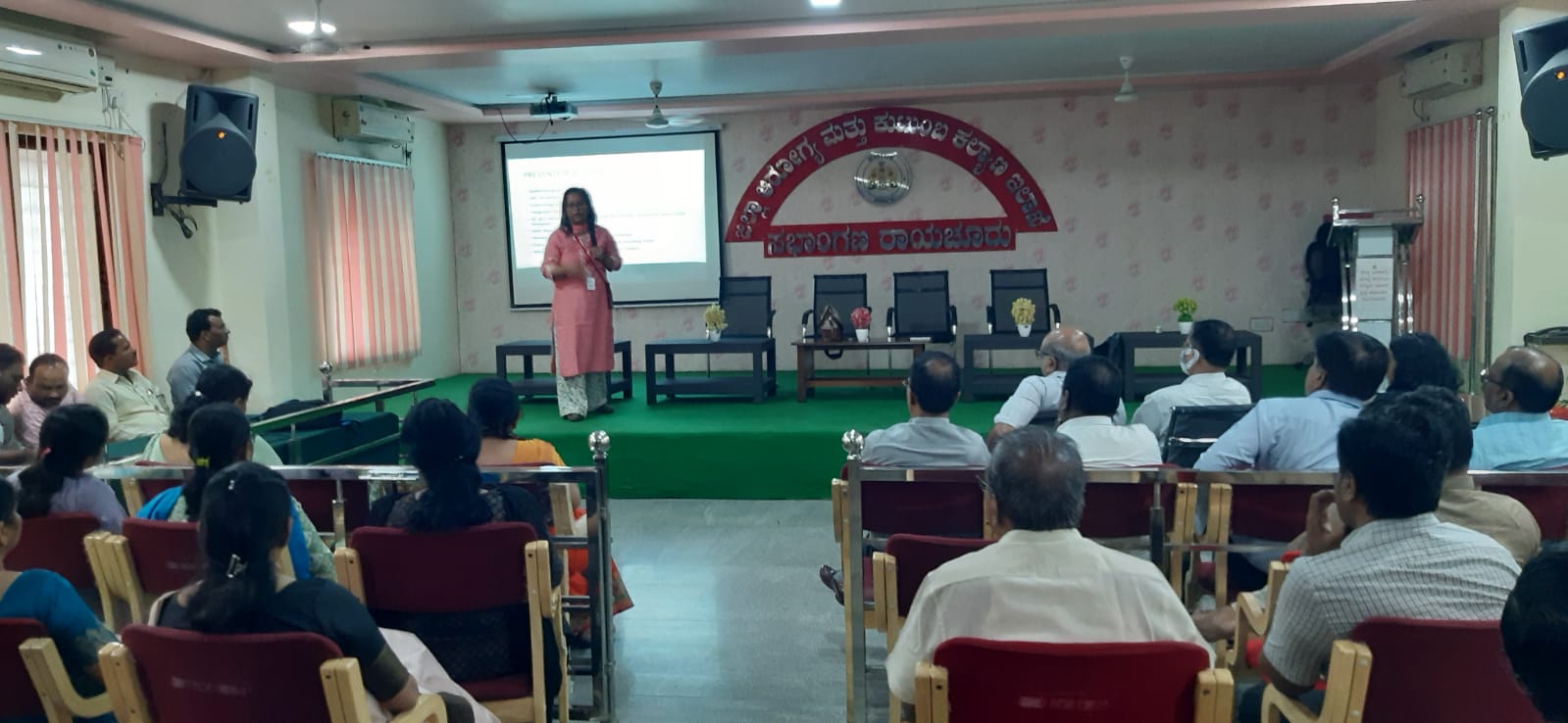 An expert from the National Vector Borne Disease Control Programme briefing doctors and health department officials on the protocols to follow to contain the spread of the Zika virus. (supplied)