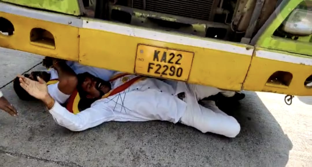 The members of Karnataka Rakshana Vedike staged protests against Maharashtra government over inter-state border dispute at HireBagewadi in Belagavi.