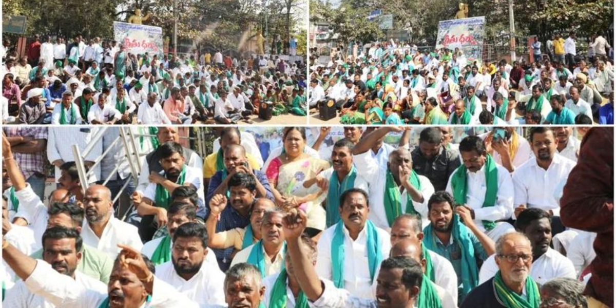Farmers staged a dharna in front of the Kamareddy Municipal Office, demanding the scrapping of the draft master plan. (Kamareddy_official/Facebook)