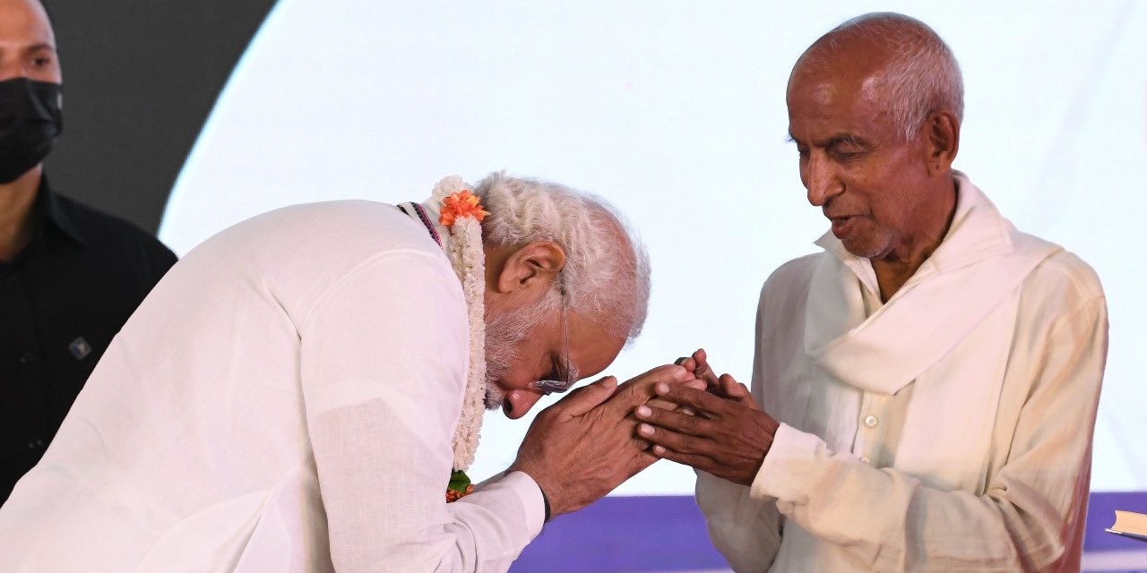 Prime Minister Narendra Modi with Siddheshwara Swamiji.
