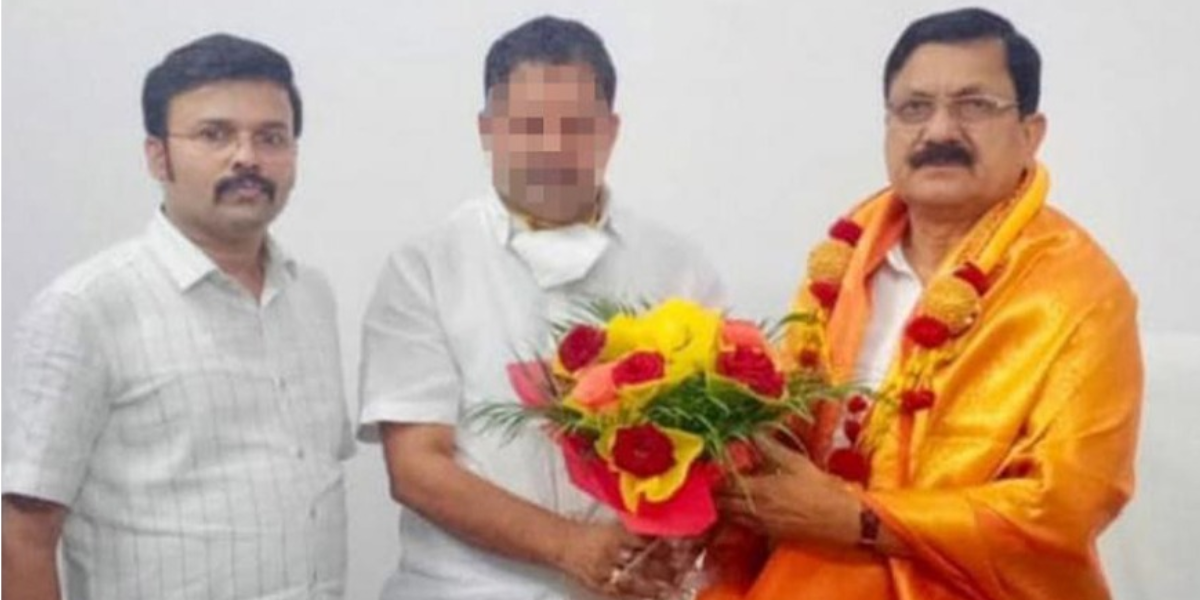 Photographic evidence of Santro Ravi with Home Minister Araga Jnanendra. (Karnataka Congress/Twitter)