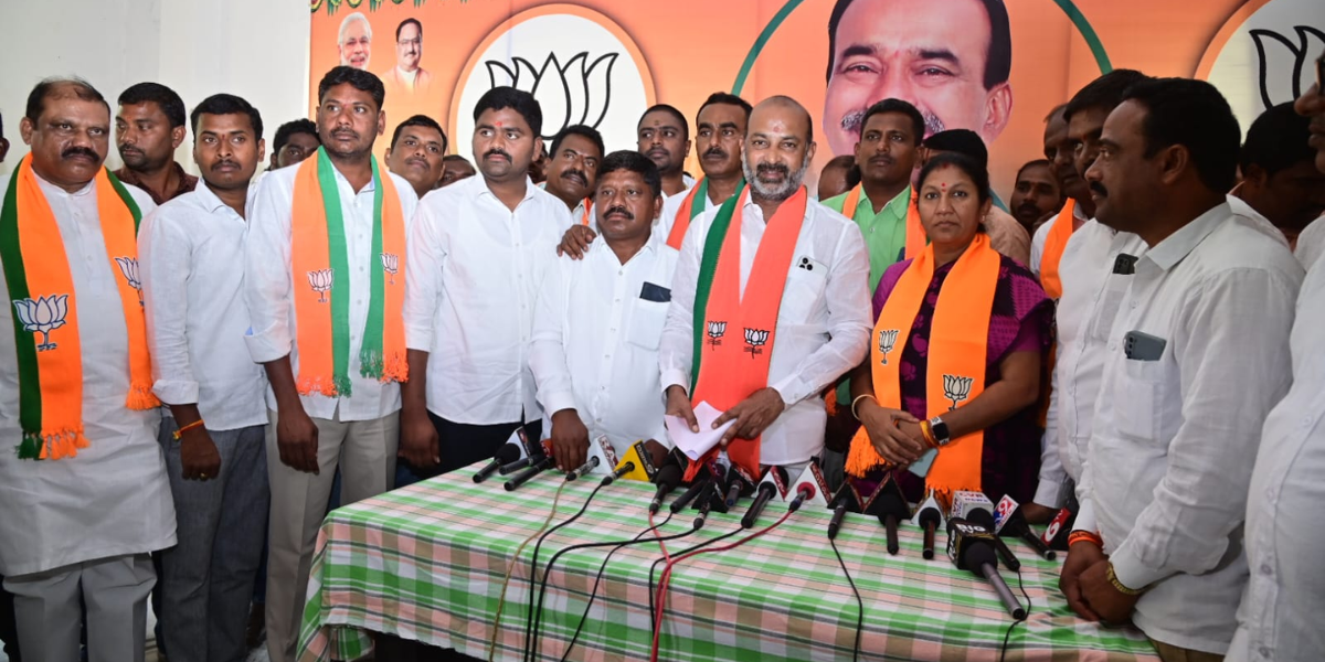 Bandi Sanjay said that KCR and his Cabinet ministers were speaking lies on the three issues. (Bandi Sanjay/Twitter)