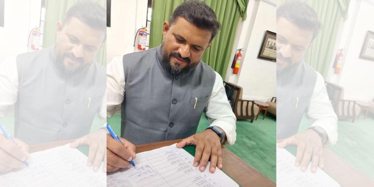 Lakshadweep MP Mohammad Faizal signing the attendance sheet of Lok Sabha on the day he was reinstated as an MP. (Supplied)