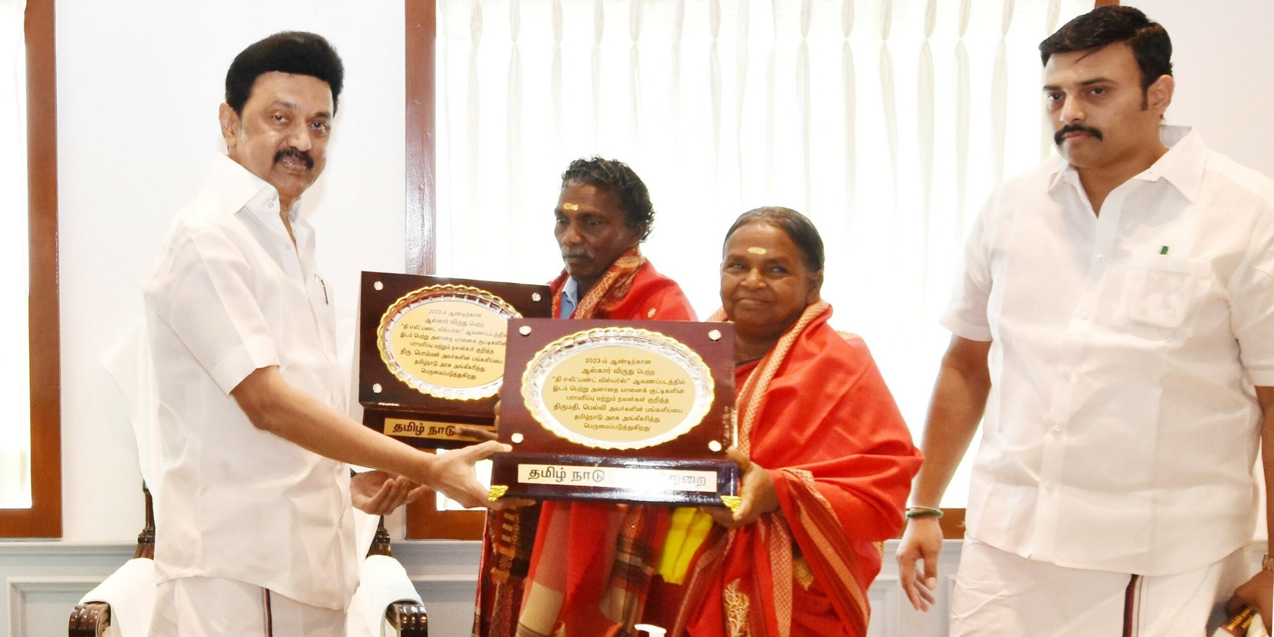 MK Stalin felicitating Bomman and Bellie. (CMOTamilNadu/Twitter)