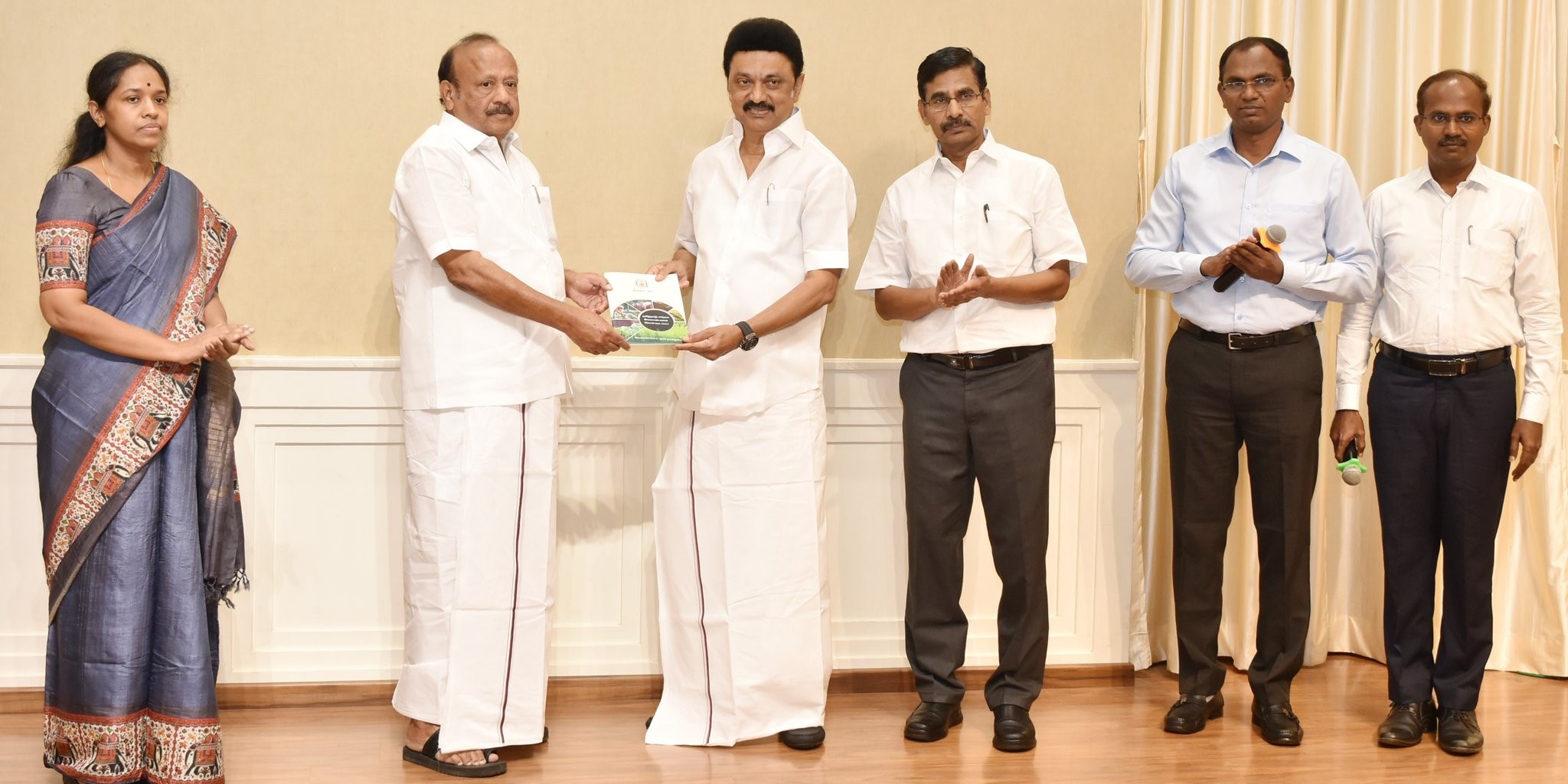 MK Stalin unveiling the Tamil Nadu Organic Farming Policy 2023. (mkstalin/Twitter)
