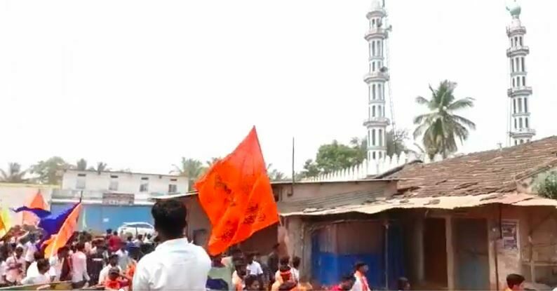 Miscreants activists in procession pelting stones at the Karanji mosque.