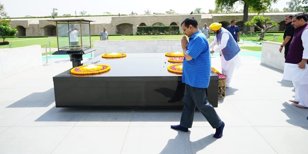 Arvind Kejriwal at Rajghat before appearing for CBI questioning. (Twitter)