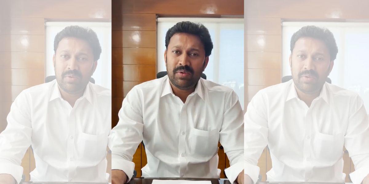 Avinash Reddy met his father Bhaskar Reddy during mulakat. (Twitter)