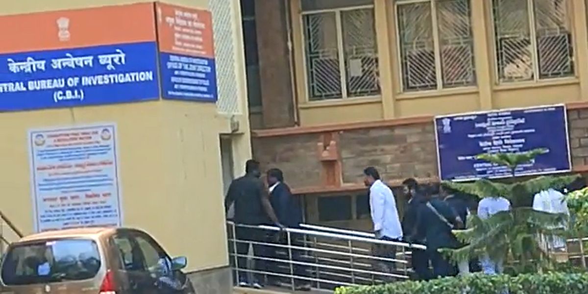 Avinash Reddy on the way to appear for questioning at the CBI office in Hyderabad. (Screengrab)