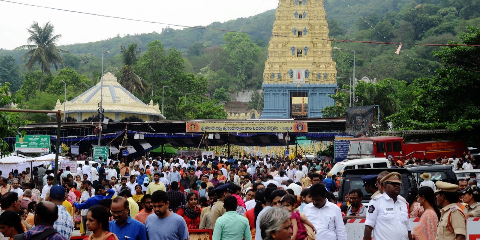 Devotees queue up before the Simhachalam temple in Andhra Pradesh on Sunday, 23 April, 2023. (Supplied)