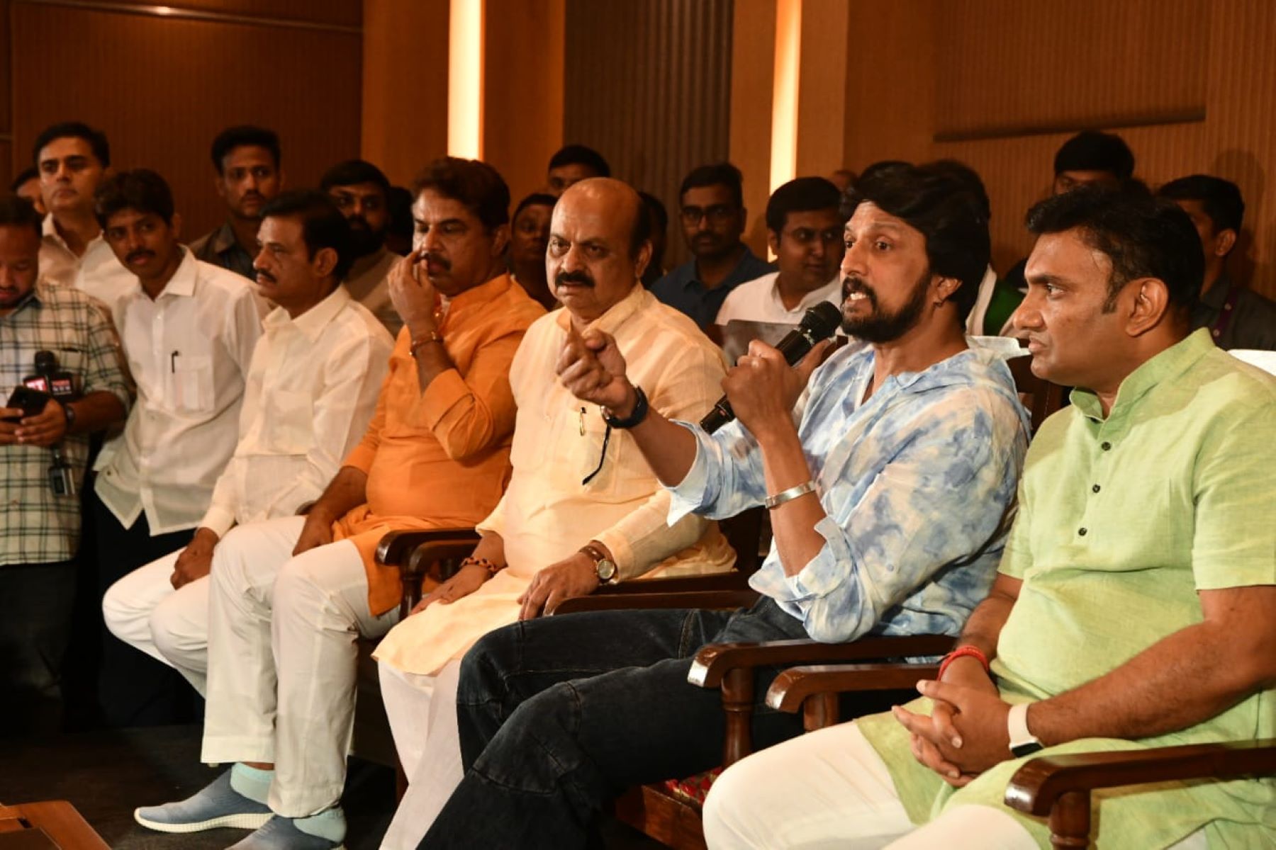 Acto Sudeep Sanjeev announces support to Chief Minister Basavaraj Bommai in the 10 May assembly polls in Bengaluru on Wednesday. (Supplied)