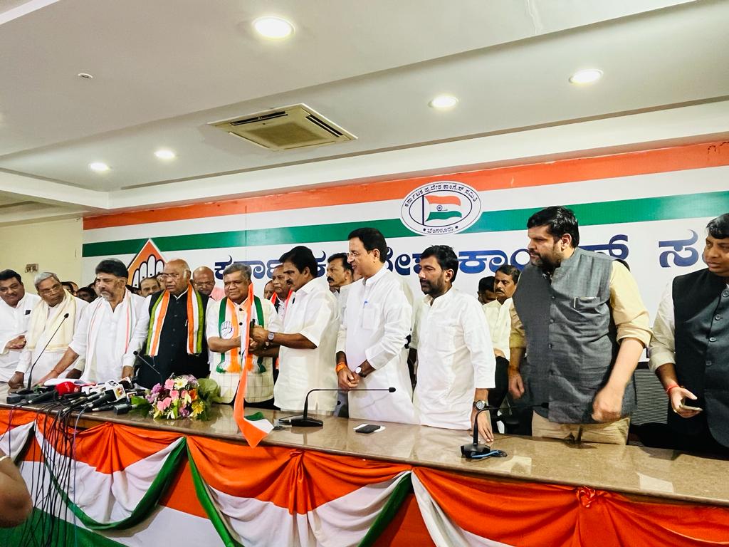 Jagadish Shettar joins Congress in the presence of AICC President Mallikarjun Kharge. (Supplied)