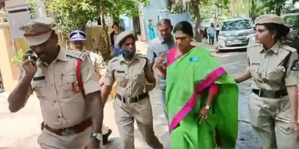 YS Sharmila in an altercation with the police. (Screengrab)