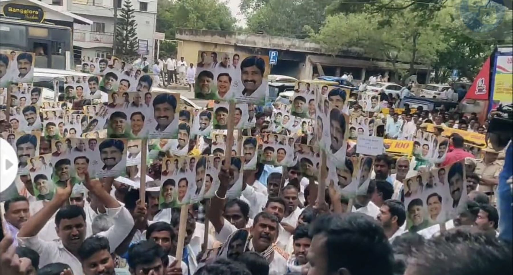 The supporters of Molkalmuru's Yogesh Babu staged a protest after the Congress fielded former BJP MLA NY Gopalkrishna. (Supplied)