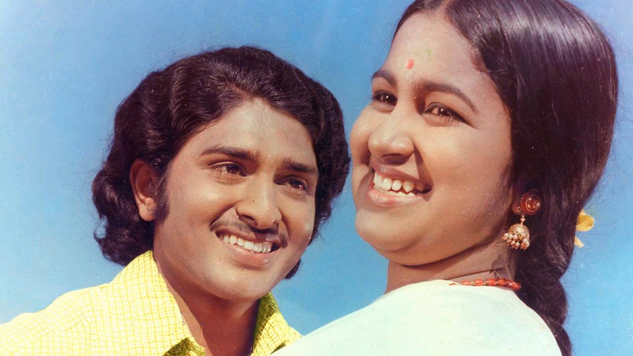Betha Sudhakar and Raadhika Sarathkumar in the 1978 film Kizhake Pogum Rail. (Supplied)