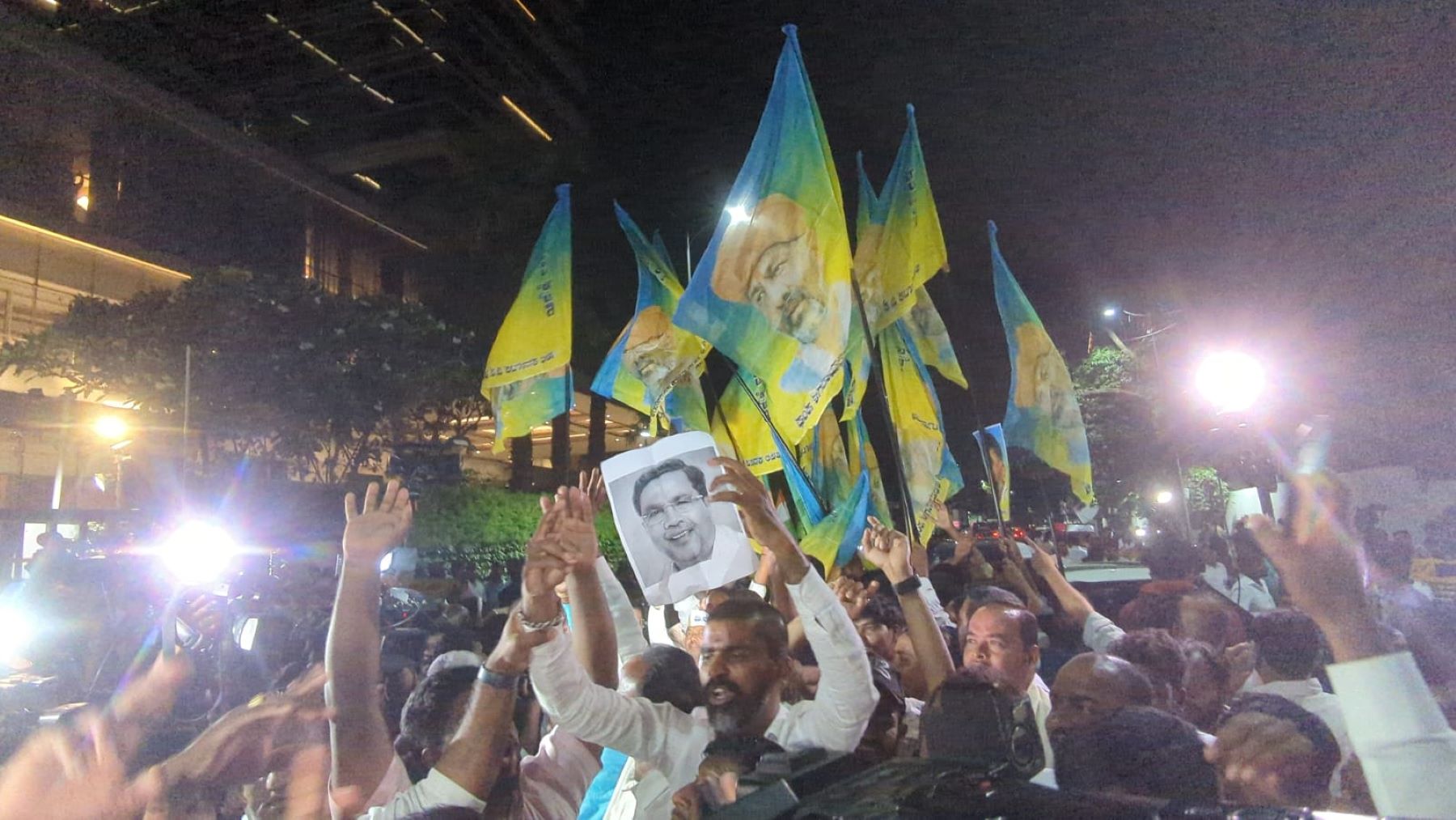 The supporters of former chief minister Siddaramaiah and KPCC chief DK Shivakumar gathered in large numbers outside a private hotel in Bengaluru on Sunday. (Supplied)